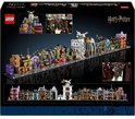 De achterkant van de LEGO Harry Potter Wegisweg doos toont de set in verschillende formaties, met close-ups van details en filmscènes.