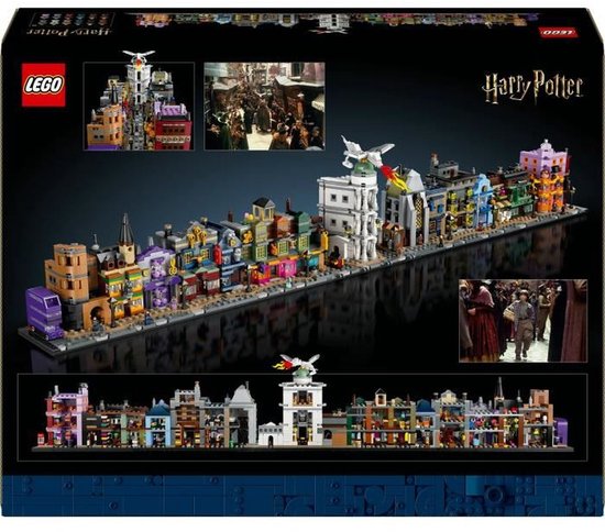 De achterkant van de LEGO Harry Potter Wegisweg doos toont de set in verschillende formaties, met close-ups van details en filmscènes.
