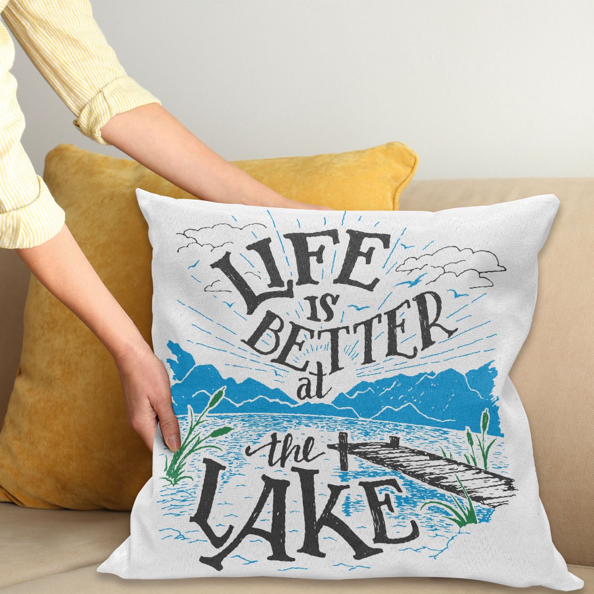 ABAKUHAUS Cabin Sierkussenhoes, Leven is Better at de Meer Houten Pier Planten Bergen Schets Kunst, Decoratieve Vierkante Sierkussenhoes, 50 x 50 cm, Houtskool Grijs