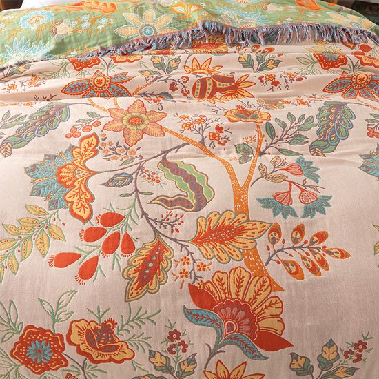 Sluiting van het roze gedeelte van de deken met oranje, blauwe en groene bloemen en bladeren.