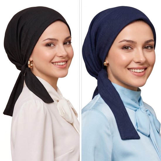 Model draagt een zwarte en marineblauwe katoenen hijab-bonnet met strikdetails, gecombineerd met een effen blouse.