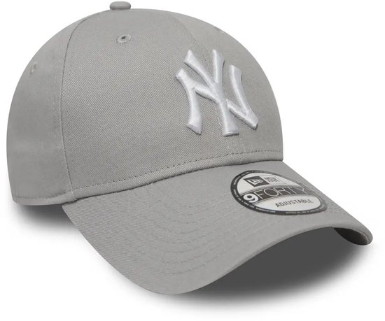 Grijze New Era New York Yankees pet met geborduurd wit NY-logo en 9FORTY-sticker op de klep.