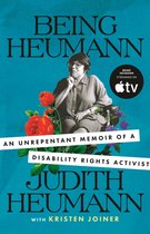 Boekomslag van Being Heumann met een zwart-witfoto van Judith Heumann, omringd door rode rozen op een blauwe achtergrond.
