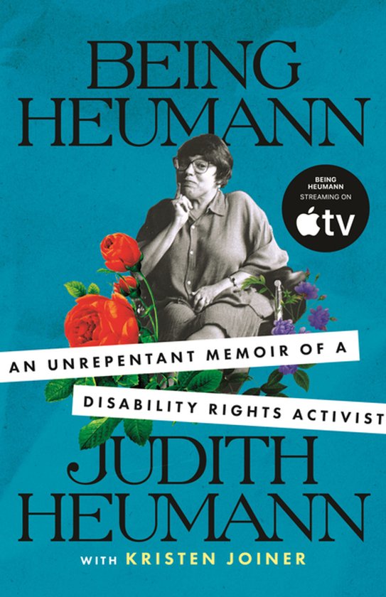 Boekomslag van Being Heumann met een zwart-witfoto van Judith Heumann, omringd door rode rozen op een blauwe achtergrond.