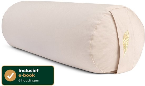 Cilindervormige crème-kleurige yogabolster met goudkleurig veerlogo en label 'Inclusief e-book 6 houdingen'.