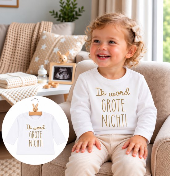 Wit shirt met lange mouwen en de gouden tekst 'Ik word GROTE NICHT!' gedragen door een vrolijk peutermeisje.