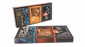 Set van drie IVANKART speelkaarten-decks naast een bijpassende, versierde geschenkdoos.