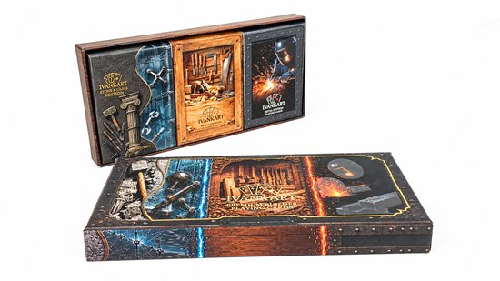 Set van drie IVANKART speelkaarten-decks naast een bijpassende, versierde geschenkdoos.