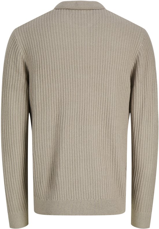 Achterkant van een beige gebreide polotrui met een geribbelde structuur.