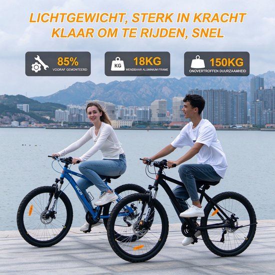 Jonge man en vrouw op blauwe en zwarte RCB GK2 mountainbikes bij water, gemarkeerd met 85% montage en 18kg aluminium frame.