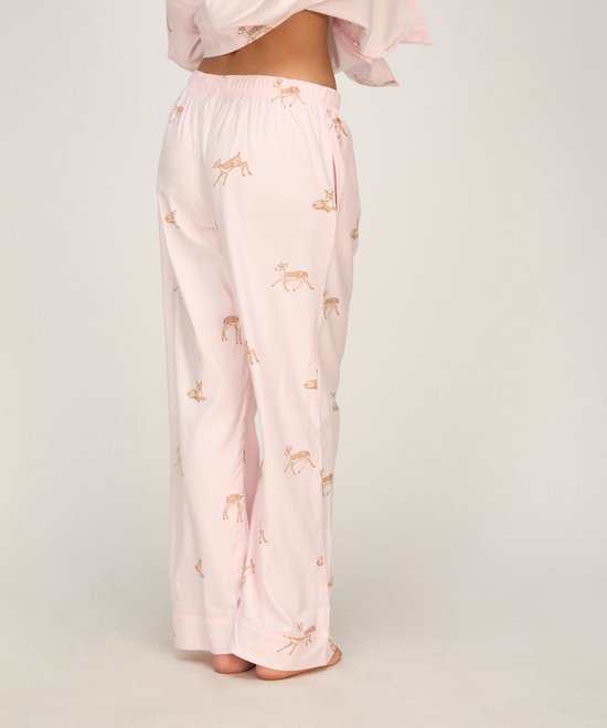 Achteraanzicht van een model met een roze pyjamabroek met hertjesprint en een elastische taille.