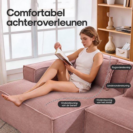 Vrouw leest een boek op een roze ribstof bank, met aanduidingen voor rug-, lenden- en beenondersteuning.