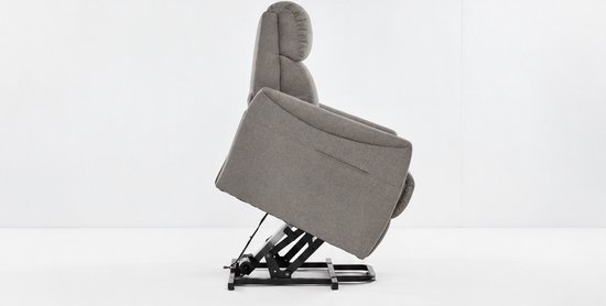 Zijaanzicht van de Finlandic F-601 sta-op fauteuil in de verhoogde stand, met zichtbaar zwart onderstel.