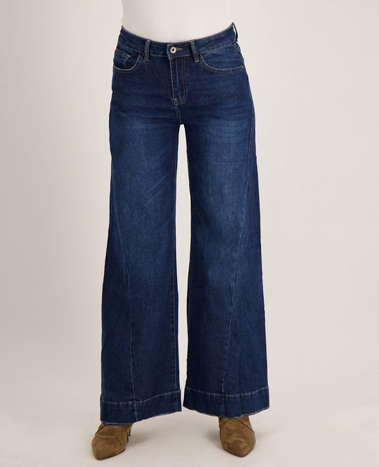 Donkerblauwe wide-leg jeans met een subtiele naad over de broekspijpen.