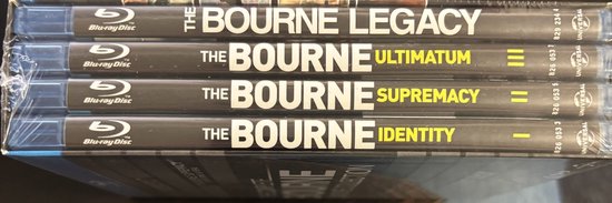 Stapel van vier Blu-ray discs met de films 'The Bourne Identity', 'The Bourne Supremacy', 'The Bourne Ultimatum' en 'The Bourne Legacy'.