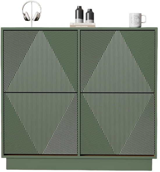 Groene schoenenkast met een geometrisch lijnpatroon en twee klapdeuren, bovenaan decoratie en een mok.