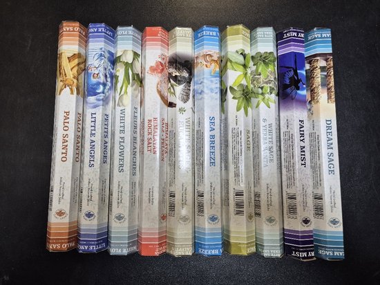 Une pile de paquets d'encens aux senteurs variées et illustrations telles que 'Palo Santo', 'Little Angels', 'White Flowers', 'Himalayan Rock Salt', 'White Sage', 'Sea Breeze', 'Sage', 'White Sage & Yerba Santa', 'Fairy Mist' et 'Dream Sage'.