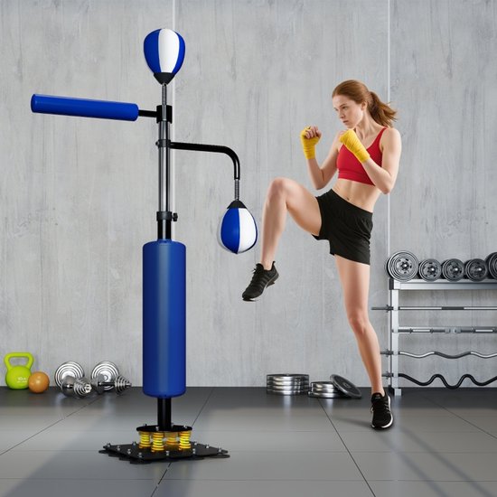 Vrouw traint op een blauwe bokszuil met twee speedballs en een draaibare stang in een fitnessruimte.