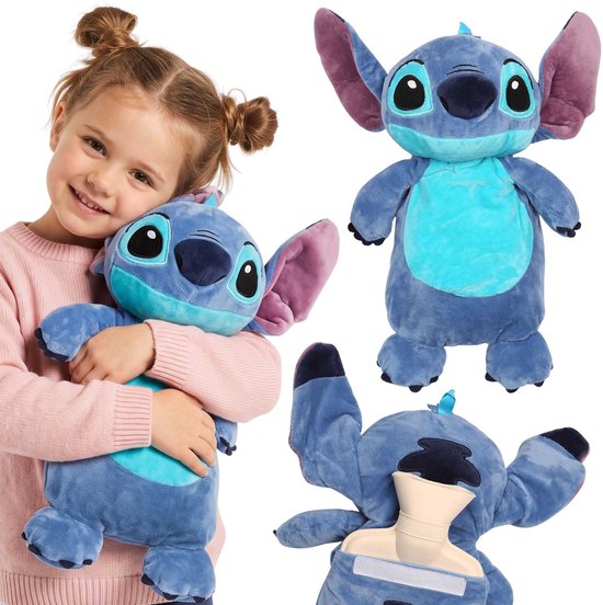 Een jong meisje knuffelt een blauwe Stitch knuffel met grote oren. Twee andere Stitch figuren, één staand en één met een opening voor een kruik.