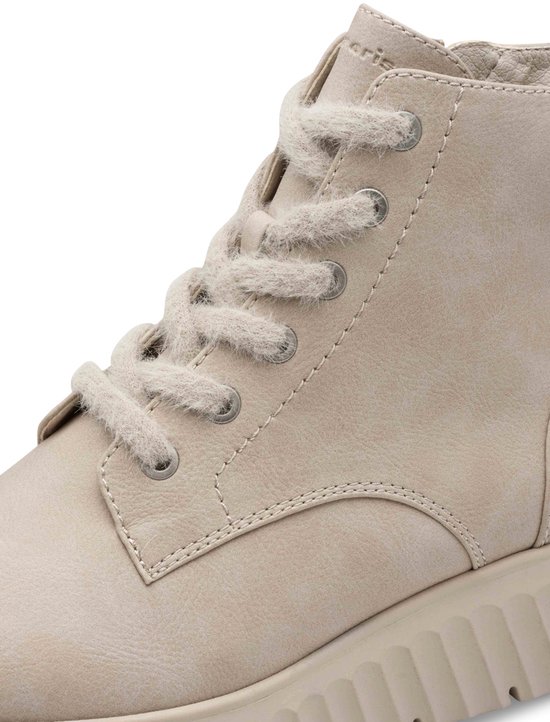 Beige Tamaris laars met veters en gespen.
