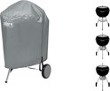Grijze Weber barbecuehoes, met drie zwarte 57 cm houtskoolbarbecues ernaast.