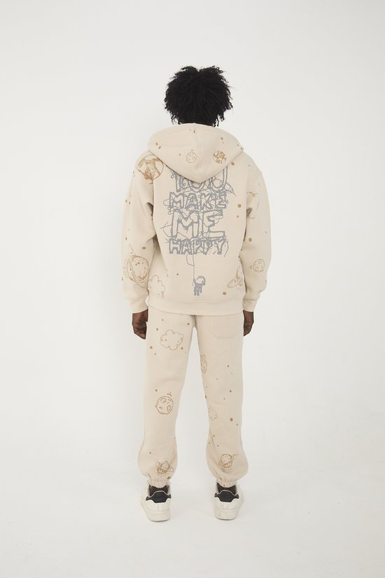 Beige joggingbroek met ruimteprint en 'YOU MAKE ME HAPPY' tekst op de achterkant.