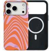 xoxo Wildhearts siliconen hoesje geschikt voor iPhone 17 Pro MagSafe hoesje - Boogie Wonderland Orange - Double Layer - Magnetisch telefoonhoesje - Magneet case - Backcover met dubbele beschermlaag - Golvenprint - Golvend patroon - Oranje
