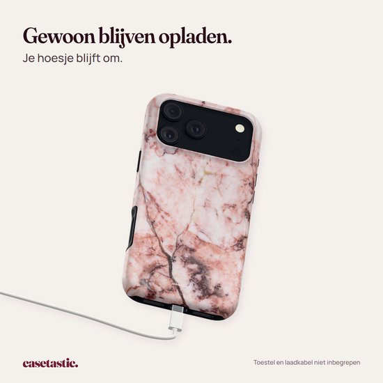 Roze marmeren telefoonhoesje terwijl een witte oplaadkabel in de onderkant van het toestel wordt gestoken.