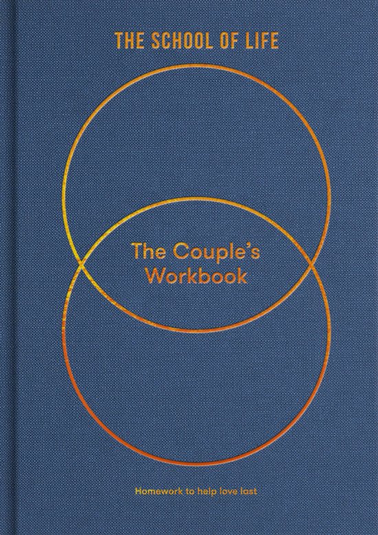 Carnet en lin bleu avec deux cercles orange superposés, intitulé "The School of Life: The Couple's Workbook".