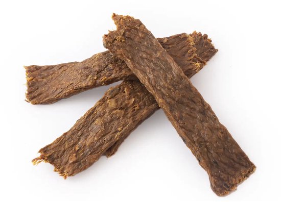Drie gedroogde, bruine vleesstrips voor honden met een vezelige textuur op een witte achtergrond.