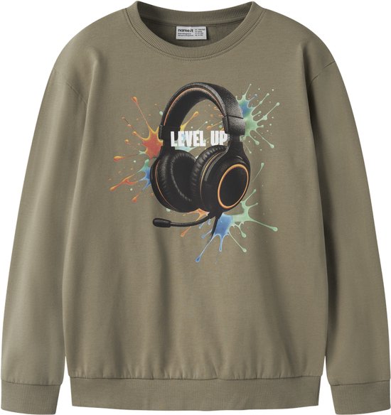 Olijfgroene sweatshirt met een print van een gaming-headset, verfspatten en de tekst 'LEVEL UP'.