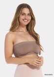 Model draagt een taupekleurige bandeau-bh met geplooid detail, kleur Macchiato.