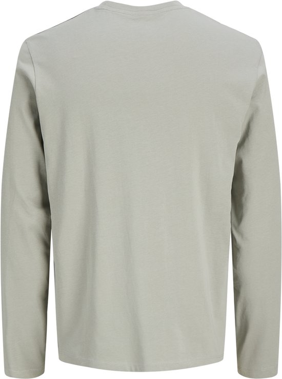 Rugzijde van een effen, lichtgrijs T-shirt met lange mouwen.