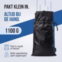 Zwart regenpak in een bijpassende opberghoes, met teksten over compact formaat en gewicht van 1100 gram.