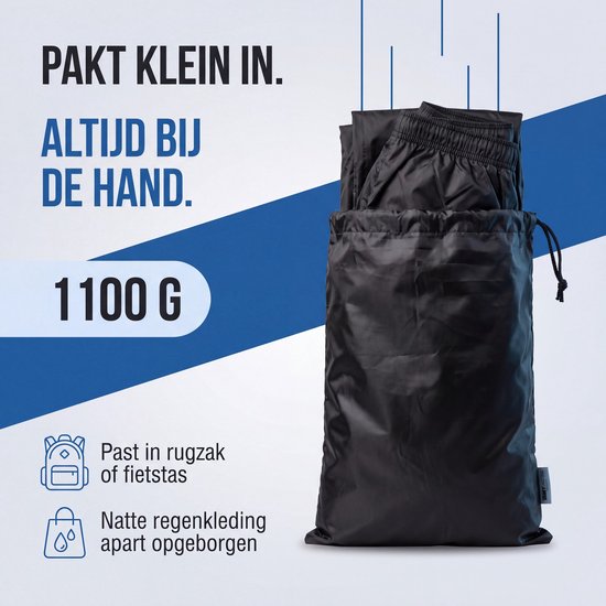 Zwart regenpak in een bijpassende opberghoes, met teksten over compact formaat en gewicht van 1100 gram.