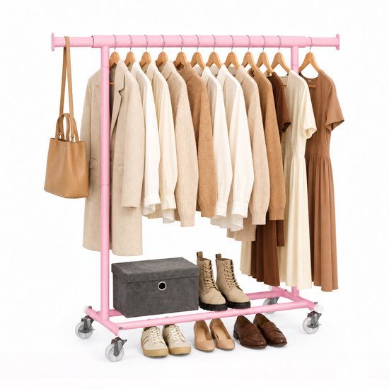 Roze kledingrek volgehangen met beige kleding, handtassen, opbergdoos en diverse schoenen.