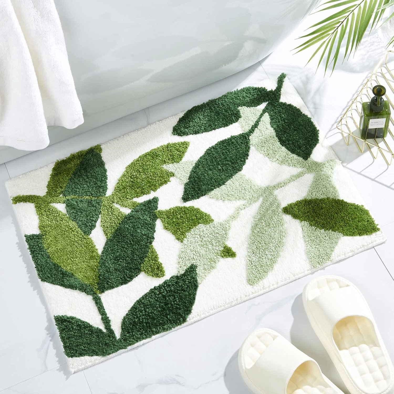 Een badmat met een groen bladmotief, met een verfrissende groene kleur, een uniek bladpatroon, een zachte en comfortabele textuur en antislip, sneldrogende eigenschappen (40*60 cm).