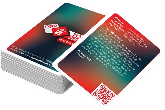 Stapel NPO Radio 2 Top 2000 quizkaarten met vragen over muziek en een QR-code.