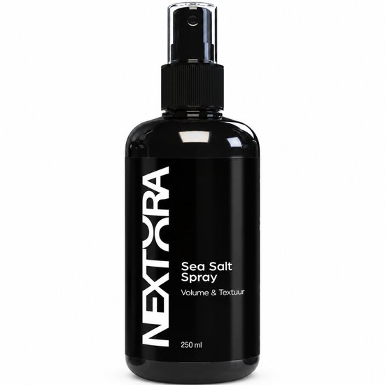 Zwarte fles Nextora Sea Salt Spray van 250 ml met witte tekst tegen een witte achtergrond.