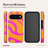 Verschillende aanzichten van het roze en oranje telefoonhoesje: de achterkant en de zijkanten.