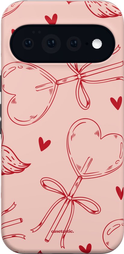 Achterzijde van een roze telefoonhoesje met een patroon van rode hartlolly's en kleine hartjes.