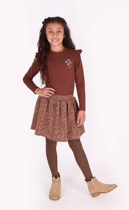 Meisje draagt een bruine jurk met ruches, dierenprint rok, glinsterende maillot en beige enkellaarsjes.