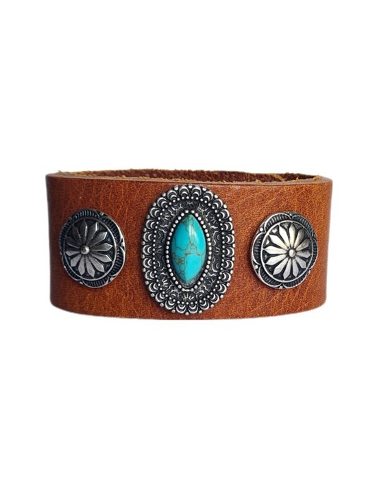 Bruine leren armband versierd met een turquoise steen en twee zilverkleurige studs.