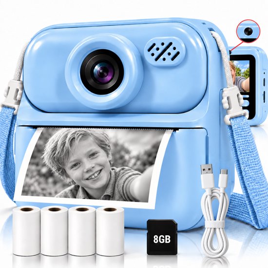 Een lichtblauwe kindercamera met lens en printer, met een zwart-wit foto van een jongen. Met 4 printrollen, 8GB SD-kaart en USB-C kabel.