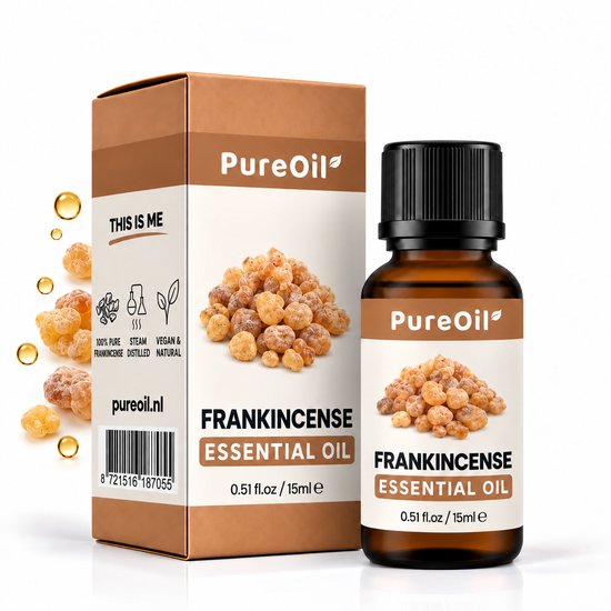 Amberkleurig flesje met zwarte dop, met 'PureOil Frankincense Etherische Olie' etiket en gedroogde wierookhars.