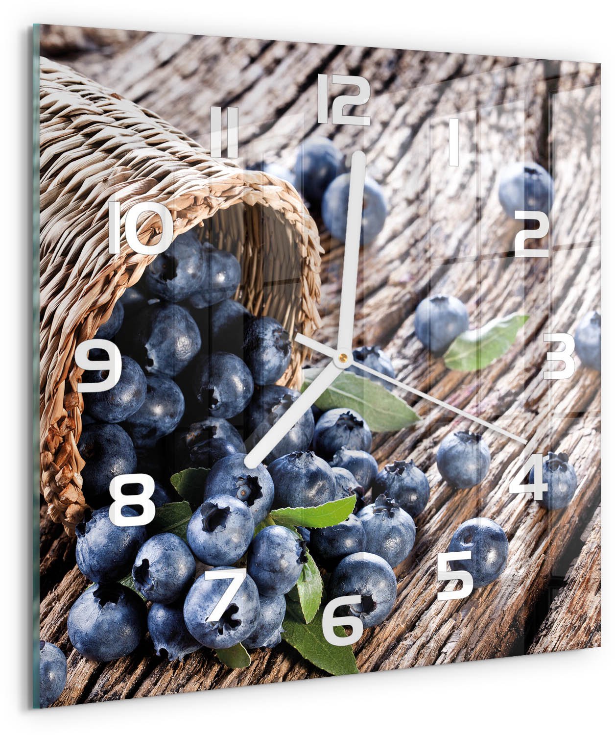 Tulup Wandklok - Bosbessen in een mand Gekleurde Glazen Klok - 30x30 cm - Blauw Glazen Klok Met Print - Witte handen - Vierkante Klok - Moderne Wandklok Glas - Wandklok Glas Decoratie