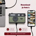 Phomo camera olijfgroen verbonden met laptop en smartphone om foto's over te zetten via USB-C.