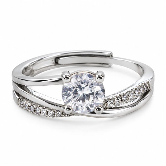 Zilverkleurige ring met een grote ronde zirkonia en zijkanten bezet met kleine steentjes.