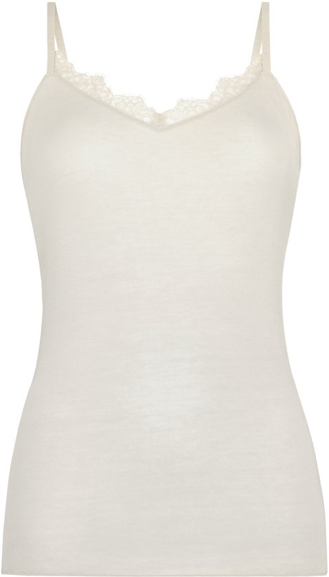 Beige cami-top met kanten V-hals detail, vooraanzicht, op een witte achtergrond.