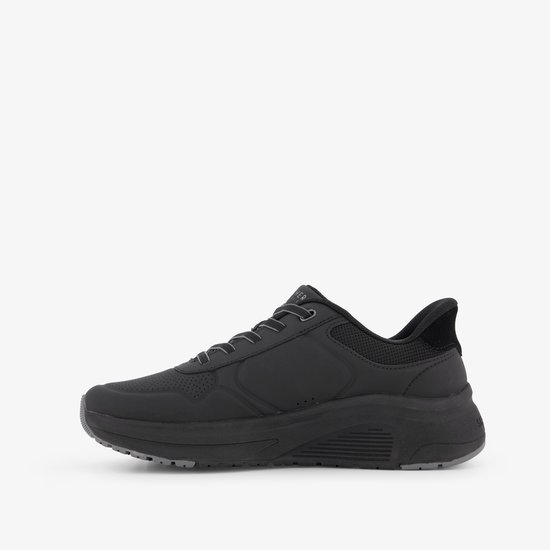 Zijzicht van een zwarte Skechers instapper met veters en suède detail.